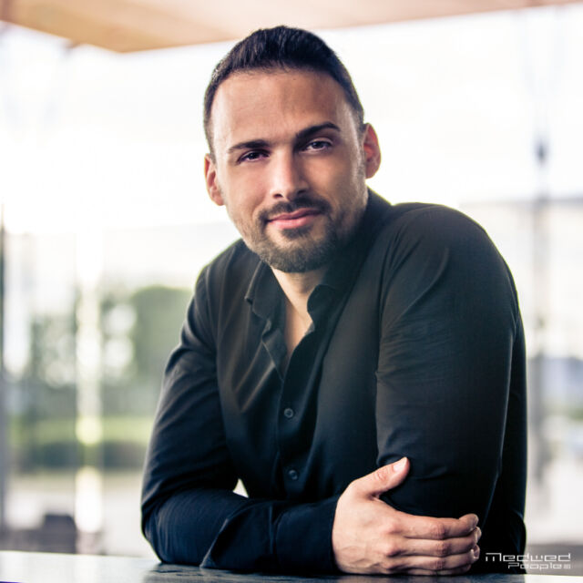 Not only in the 📸 photo studio in #vienna, but also outdoor or on location bookable 😎
⠀
Model: @markus_schnabel 
Danke für die Freigabe 
Book your 📷 session in #vienna! https://www.medwed-people.com/
⠀
#fotograf #portraits #headshots #businessphotography #businessheadshots #malemodel  #headshotphotographer #photographer #professionalphotographer #picoftheday #people #amazing #portrait #headshots #fotostudiowien #photostudio #vienna #wien #people #portraiturephotography #medwedpeople #headshotcrew365
