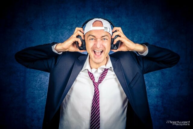 Plakatsujet für das Kabarettprogramm "Show up your Life" mit Otmar Kastner: Premiere: 19.10.21 / 19:30 / Casanova Vienna
Foto: Medwed People - www.medwed-people.com

#fotograf #portraits #headshots #wien #businessphotography #businessheadshots #personalbranding #photographer #headshotphotographer #professionalphotographer #picoftheday #people #amazing  #headshots #fotostudiowien #photostudio #vienna #wien #portraiturephotography #medwedpeople #otmarkastner #kabarett #wirtschaft #ceo